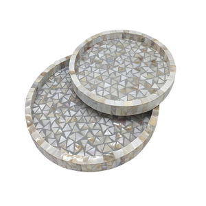 Plateaux de service en bois et en nacre Ensemble de trois plateaux de collations de tailles différentes à vendre - Product Image 6