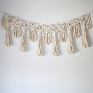 Bannière murale en macramé moderne et mignonne, guirlande de drapeaux à franges, 100% coton biologique, fait main, écologique, décoration suspendue pour la maison de Noël - Product Image 1