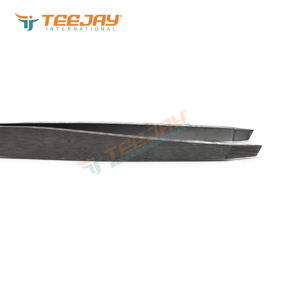 Pince à épiler TEEJAY en acier inoxydable argenté de 9,5 cm avec pointe inclinée et pointe finement travaillée pour les sourcils - Product Image 4
