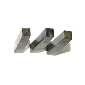 Torre de Cuarzo Natural y Labradorita Tallada y Grabada al por Mayor, Arte y Coleccionable para Sanación - Product Image 1