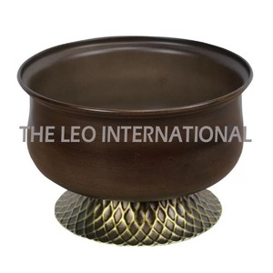 Floreros de Metal Modernos Diseñados para Exhibir Flores Frescas o Elementos Decorativos de Forma Elegante y Duradera - Product Image 5