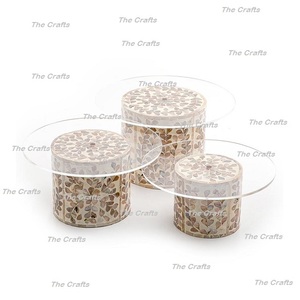 Juego de Tres Soportes para Pastel de Acrílico de Diferentes Tamaños con Base de Madera, Soporte para Servir Pastel de Nácar al por Mayor - Product Image 1