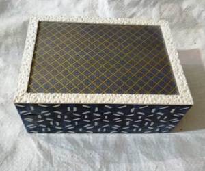 Boîte à bijoux en laiton gravé et résine patinée or avec incrustation bleu noir blanc Boîtes décoratives pour la maison et le bureau - Product Image 3