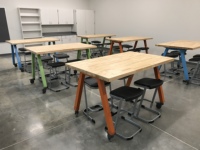 Table de travail industrielle en bois massif pour Makerspace, plan de travail robuste de type butcher block, bureau de laboratoire avec bancs métalliques pour écoles, studios et éducation