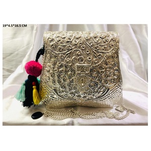 Pochette en résine à motif léopard de créateur dernier cri sac à main pour femmes de style tendance avec cadre en métal vente en gros Guru Kirpa Export House - Product Image 4