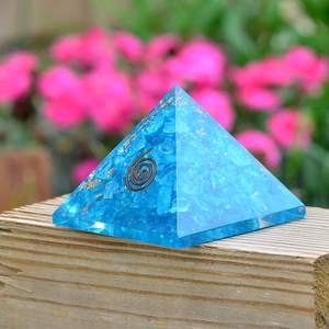 Aigue-marine cristal pyramide d'orgone avec cuivre - Product Image 3