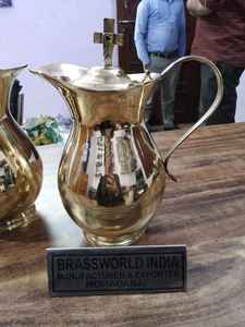 Latón comunión jarra con la Iglesia suministros - Product Image 2