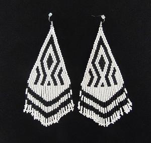Pendientes de Moda Tribal Hechos a Mano con Diseño de Felicidad - Product Image 1