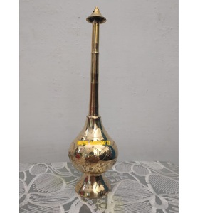 Pulvérisateur d'eau de rose artisanal en laiton de qualité supérieure, finition dorée Gulab Pash, distributeur de parfum, décoration de mariage indienne, luxe - Product Image 1