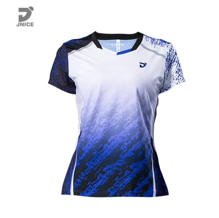 camisa branca com azul