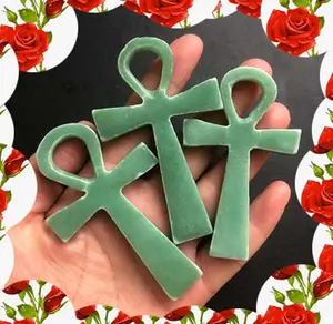 圣诞节特别绿玉十字雕刻石光滑凸圆形宝石吊坠项链