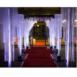 Columnas de Cristal Colgantes para Pasillos y Caminos de Boda - Color Personalizado, Diseño Moderno y Ligero - Product Image 1