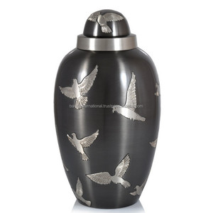 Urnes de crémation pour adultes en laiton avec un beau design de gravure et urnes funéraires en métal fini or pour les cendres humaines. - Product Image 2