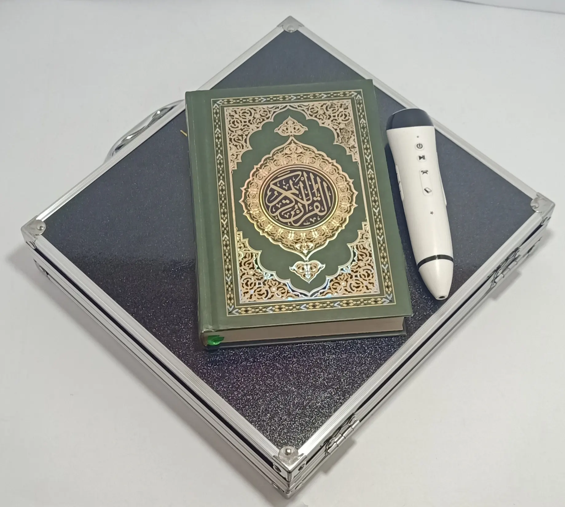 꾸란은 사우디 새로운 Quran 기호에서 새로운 책 디자인으로 펜 M9 를 읽었습니다.