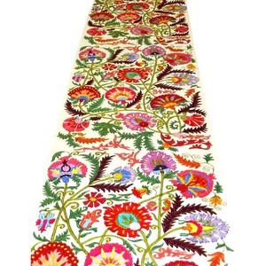 Tissu turc Suzani en soie d'art ouzbek brodée d'origine pour l'ameublement, l'art mural ottoman, les couvre-lits, les canapés, les nappes, les tapisseries - Product Image 1