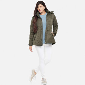Veste d'hiver décontractée pour femmes avec col montant et décoration de boutons Pull tricoté à capuche fabriqué au Pakistan - Product Image 4