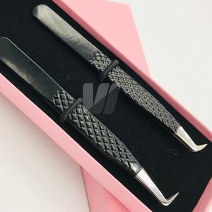 Pinzas de extensión de pestañas de acero inoxidable japonesas con logotipo personalizado profesional Punta puntiaguda con agarre de Diamante Negro Volumen sostenible - Product Image 3