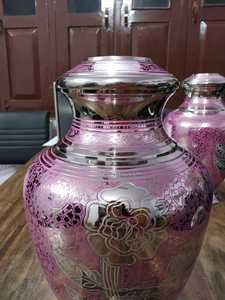 Brassworld India Urna de cremación de latón púrpura con suministros funerarios grabados de flores - Product Image 5