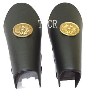 Protector de piernas de cuero negro, armadura de diseño de latón, Medieval, coleccionable - Product Image 1