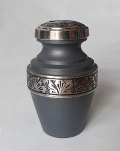 Urna Funeraria Negra para Adultos con Diseño Fluido y Moneda Conmemorativa - Product Image 5