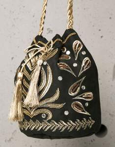 กระเป๋าผ้า potli ปักด้วยมือสุดหรูสำหรับผู้หญิงกระเป๋า potli แบบมีเชือกรูดสำหรับงานแต่งงานงานเลี้ยงตอนเย็นและกิจกรรมแบบดั้งเดิม - Product Image 1