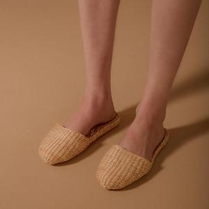 Pantoufles en paille tissées à la main, chaussons en paille, pantoufles en raphia, créations artisanales - Product Image 1