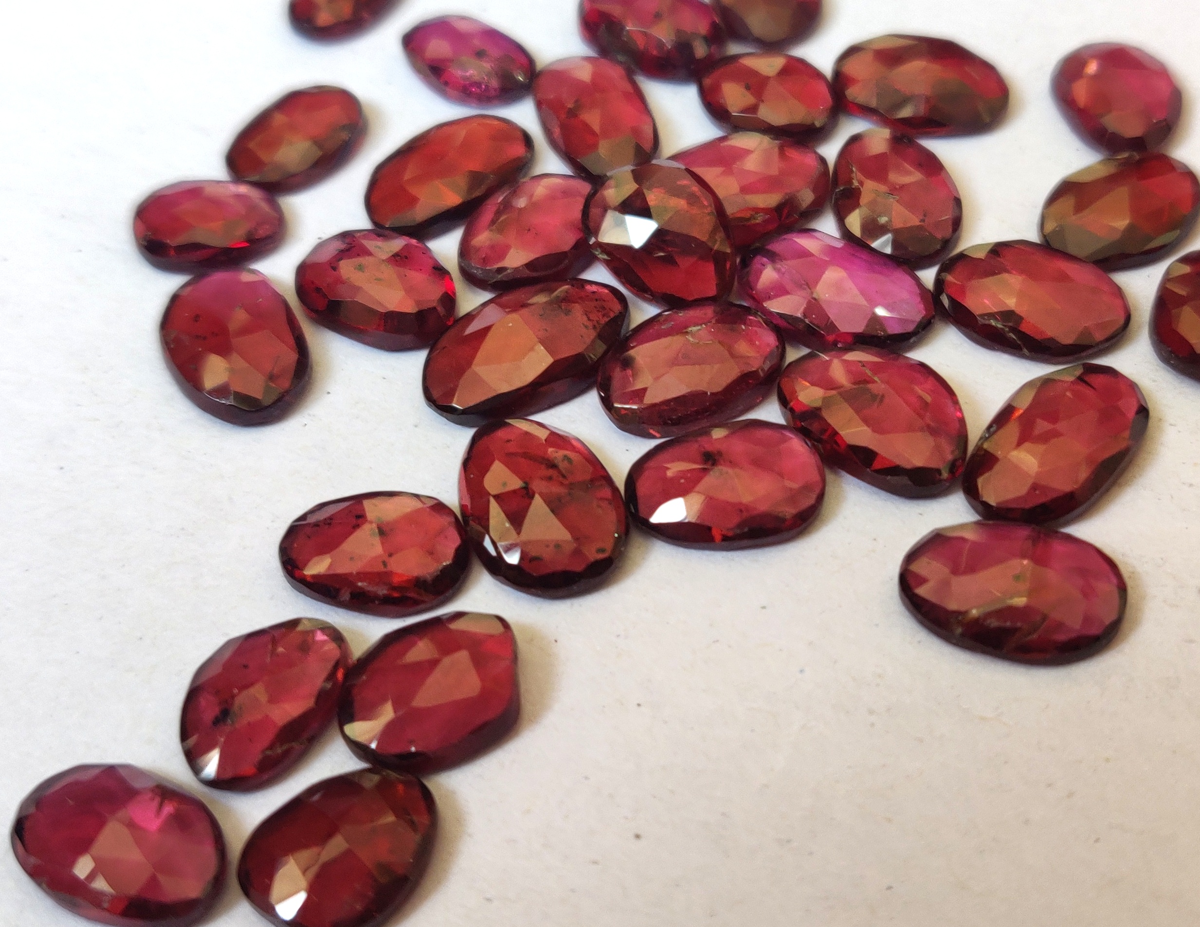 Tự Nhiên Miễn Phí Kích Thước Không Đồng Đều Hình Dạng Rhodolite Garnet Hoa Hồng Cắt Chất Lượng Hàng Đầu-Lỏng Không Đồng Đều Rhodolite Hoa Hồng Cắt