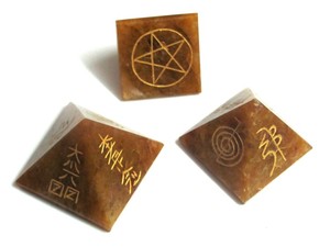 Doré poli Quartz Usui Reiki Pyramides | Quartz Doré Usui Reiki Pyramides À Vendre | Meilleur Usui Reiki Pyramides - Product Image 2
