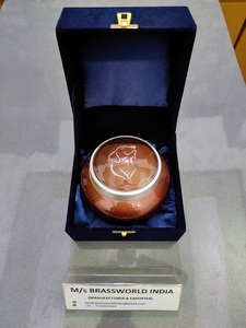 Hueso de mascota con pata de odyssey pintado a mano, urna de cremación de mascotas, suministros funerarios, Brassworld, India - Product Image 5