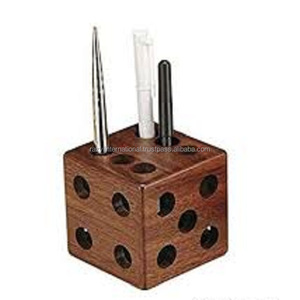 Portalápices de madera con forma de dados - Product Image 1
