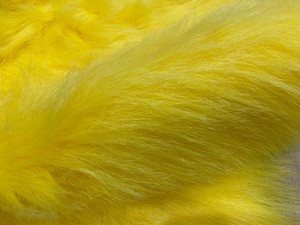 Tissu en fausse fourrure féerique de haute qualité Long Pile 60mm. Couleur jaune Y.76 pour jouet poupée sac vêtement - Product Image 4