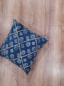 Oreiller décoratif en coton Indigo Dabu Bagru avec imprimé bloc de main et nœud - Product Image 3