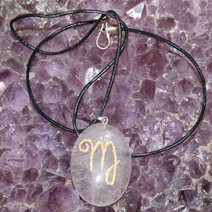 Mayorista de Colgantes de Cuarzo Transparente con Símbolos Zodiacales: Colgantes de Cuarzo Transparente con Símbolos Zodiacales en Venta - Product Image 1