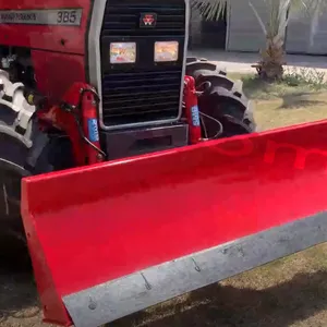 Cuchilla delantera hidráulica con Tractor Massey Ferguson