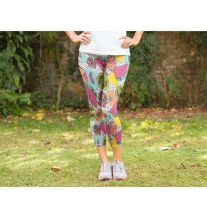 Capri elástico de poliéster y LICRA para mujer, pantalones cortos de Yoga brillantes para ejercicio, Capri estampado de cintura alta con bolsillos - Product Image 3