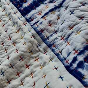 Cubrecama Kantha Vintage de Doble Color, Hecho a Mano con Algodón Puro, para Dormitorio, Sala de Estar, Hotel, Uso en Todas las Estaciones - Product Image 1