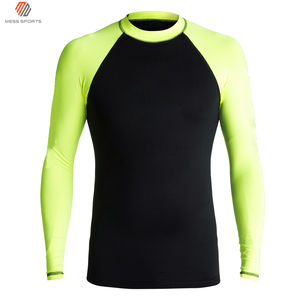 Rashguard à manches longues pour hommes, noir avec imprimé tropical, chemise de bain à séchage rapide, vêtements de protection solaire pour adultes - Product Image 5