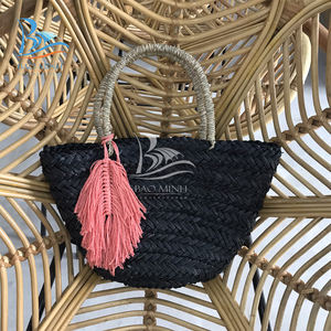 Sac fourre-tout en jonc de mer élégant à poignée unique pour femme avec doublure intérieure en coton et détail de pompon - Product Image 6