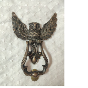 Aldabas de puerta de hierro con temática de búho moderno hecho a medida Diseño de goma con acabado antiguo - Product Image 1