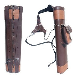 Carcaj de cuero para arco recurvo con bolsillo y correa, color canela - Product Image 2