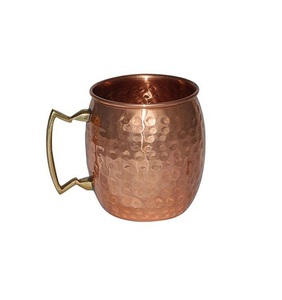 Tasse d'eau de jus martelée par cuivre de conception avantageuse avec la tasse de mule de Moscou de forme ronde de poignée en laiton en Inde - Product Image 1