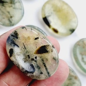 ล่าสุดปี 2024 หินปาล์ม Prehnite คุณภาพสูงสําหรับฮวงจุ้ยผู้ผลิตพลอยรักษาจักระมาใหม่ - Product Image 5