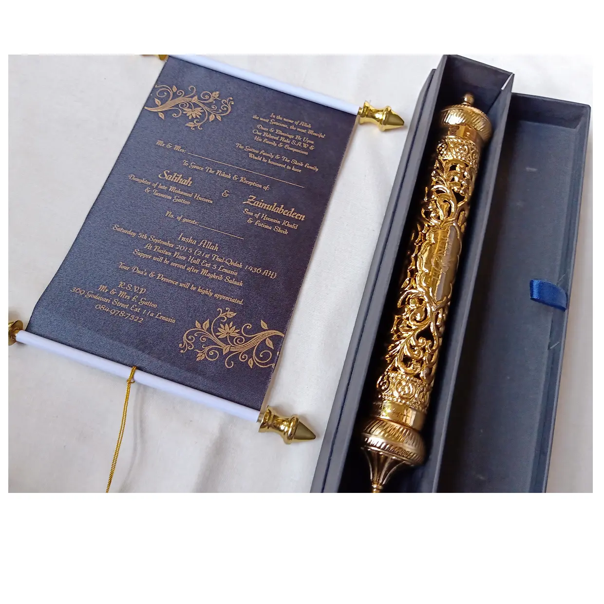 Invitación de desplazamiento dorado hecha a medida, con caja y pantalla de seda personalizada, texto impreso o papel de aluminio dorado