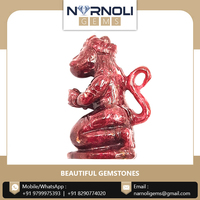 Idole de Hanuman Ji assise sculptée en pierre de rubis, bijoux au prix d'usine, 83,35 carats, rouge-rose, sur mesure