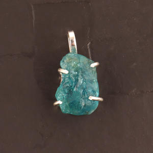 Pendentif élégant en argent sterling 925, type bohémien, artisanal, en apatite brute, avec chaîne, excellente qualité - Product Image 3