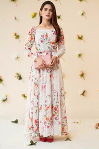 ชุดเดรสลายดอกไม้สีขาวคลาสสิกจากผ้าจอร์เจตท์เนื้อนุ่มพิมพ์ลายดอกไม้ดิจิทัล ทรงเข้ารูปและบานออกช่วงล่าง ชุดเดรสยาวสำหรับผู้หญิง - Product Image 3