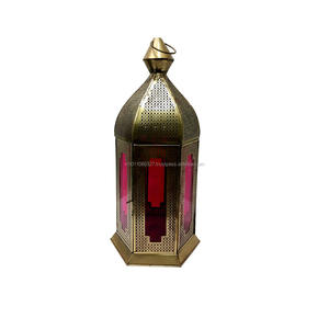 Lanterne en métal marocaine artisanale avec dessus légèrement incurvé et poignée arrondie pour la décoration de Noël à la maison - Product Image 3