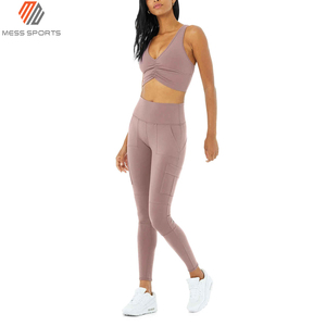Ensemble de leggings de yoga taille haute avec poches et haut court torsadé de couleur unie, tenue de sport deux pièces pour femme - Product Image 3