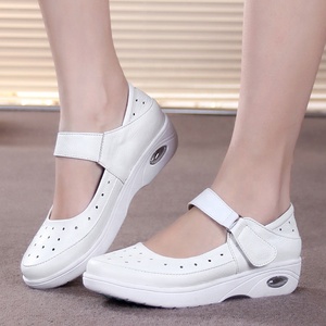 <span class=keywords><strong>Scarpe</strong></span> da allattamento antiscivolo comode da <span class=keywords><strong>donna</strong></span> in pelle pieno fiore di mucca <span class=keywords><strong>bianche</strong></span> <span class=keywords><strong>scarpe</strong></span> di sicurezza da lavoro ospedaliero - Product Image 3