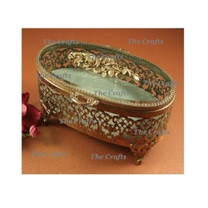 Boîte à bijoux de rangement en laiton en forme de triangle boîte de boucle d'oreille de collier de taille personnalisée avec une qualité exclusive - Product Image 3